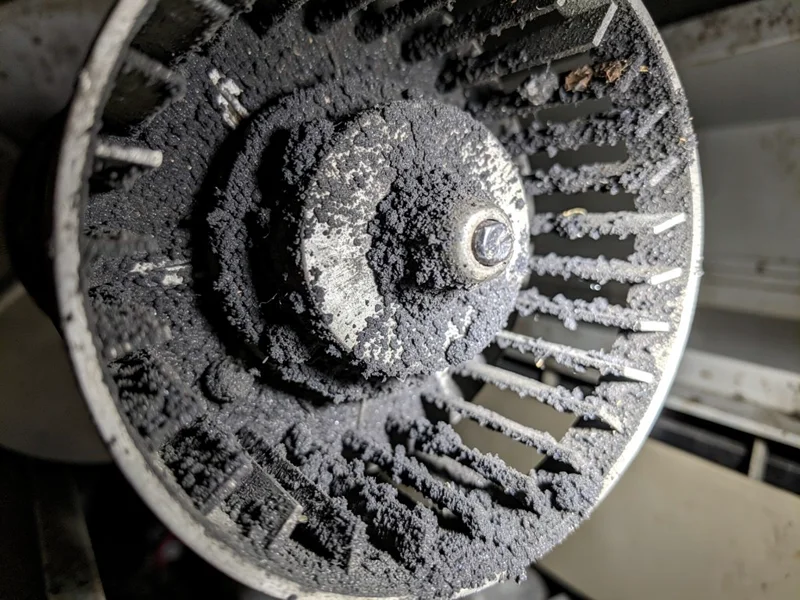 Penészes, koszos klíma ventilátorhenger tisztítás előtt